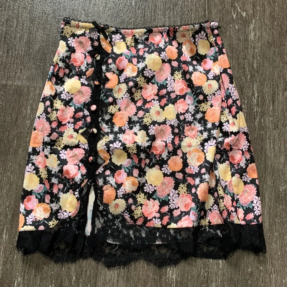 For Love & Lemons Mini Skirt Womens XS Black Floral Satin Lace Trim Scallop Slit